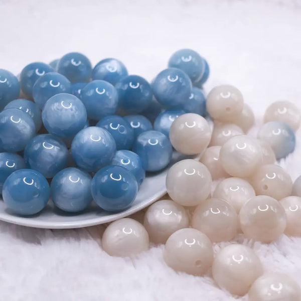 side by side comparison of a pile of 20mm Blue Color Changing Bubblegum Beads