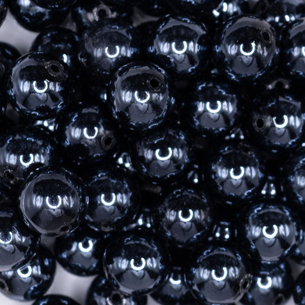 close up view of a pile of 16mm Reflective Black Acrylic Bubblegum Beads